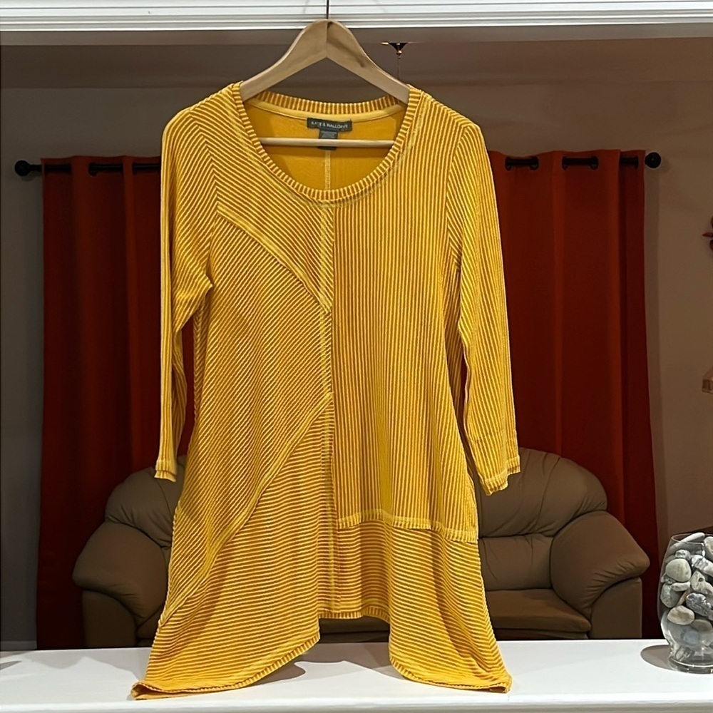 Kate & Mallory Women’s Striped Sharkbite Top Size S